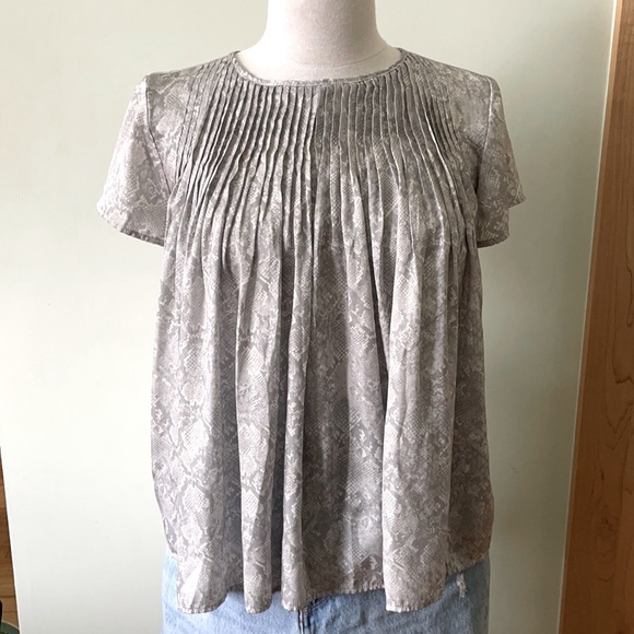 🎉 HOST PICK 🎉 Anthropologie Dolan Grey and White Snake Print Satin Top, Size S - Picture 1 of 13